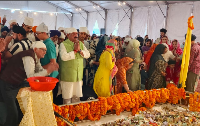 गुरुनानक जयंती पर कांग्रेस पूर्व महानगर अध्यक्ष लालचंद शर्मा ने गुरुद्वारा रेसकोर्स में टेका मत्था